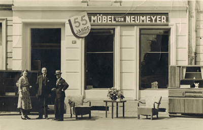 Alte Fotografie vom Möbelhaus Neumeyer mit einem Schild 55 Jahre.
