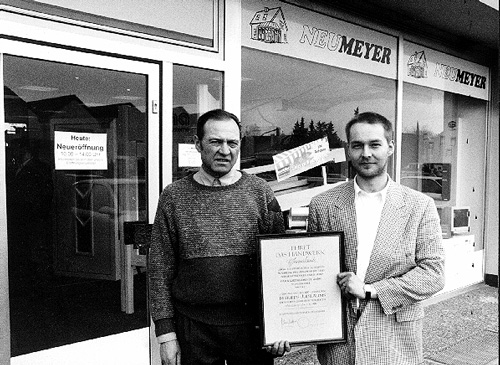 Alte Aufnahme von Herr Dirk Neumeyer und seinem Vater vor den alten Geschäftsräumen.