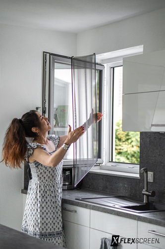 Schritt 2: Einsatz des Insektenschutzes der Firma Flexscreen am Fenster.