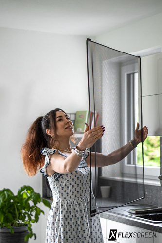 Schritt 1: Einsatz des Insektenschutzes der Firma Flexscreen am Fenster.