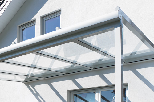 Vordach von Ariane aus weißem Aluminium mit Glasdach.